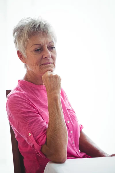 Porträtt av en orolig äldre kvinna — Stockfoto