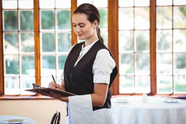 Kelnerka na tablecie — Zdjęcie stockowe