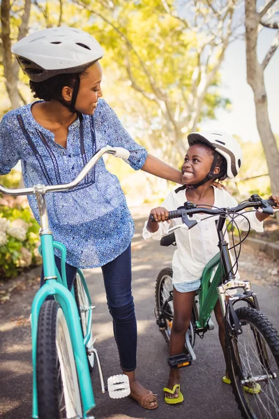 Famiglia felice facendo bicicletta — Foto Stock