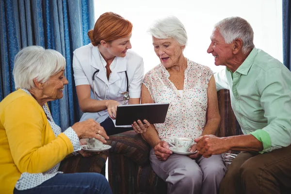 Sjuksköterska pekar och visar skärmen — Stockfoto