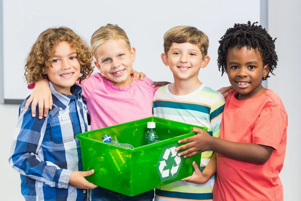 Crianças segurando garrafa reciclada na caixa — Fotografia de Stock