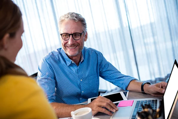 Zwei Geschäftsleute interagieren und lächeln — Stockfoto