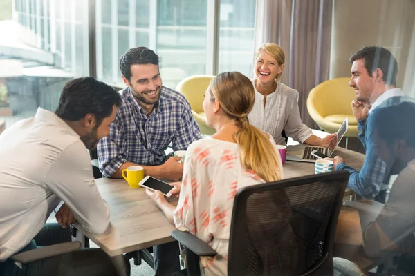 Mensen uit het bedrijfsleven interactie tijdens een vergadering — Stockfoto