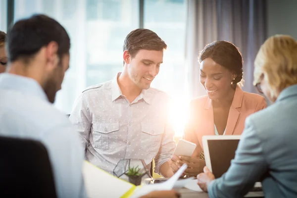 Grupp av affärsmän interagerar vid skrivbord — Stockfoto