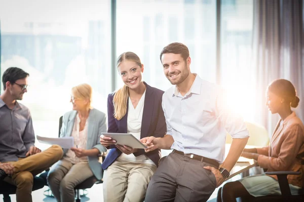 Mensen uit het bedrijfsleven interactie met elkaar — Stockfoto