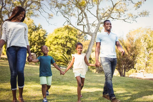 Gelukkige familie lopen samen — Stockfoto