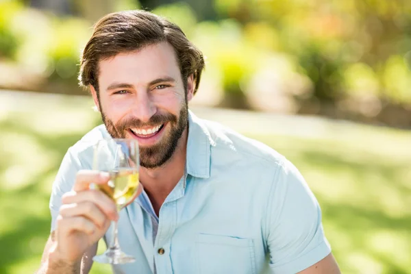 Porträtt av man hålla glas vin och leende — Stockfoto