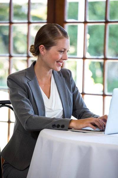 Kobieta korzystająca z laptopa — Zdjęcie stockowe