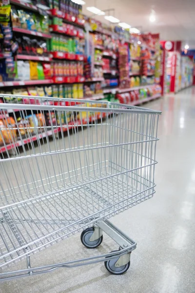 Empty trolley in an aisle — Stock Photo, Image