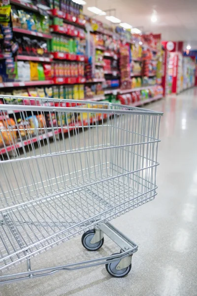 Carrello vuoto in una navata — Foto Stock