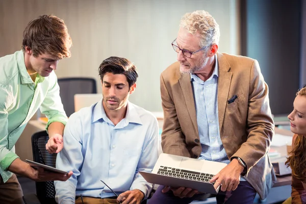 Mensen uit het bedrijfsleven bespreken over digitale tablet — Stockfoto