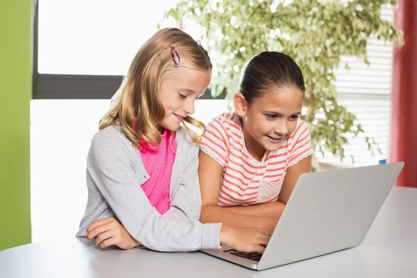 Niños usando laptop en la biblioteca — Foto de Stock