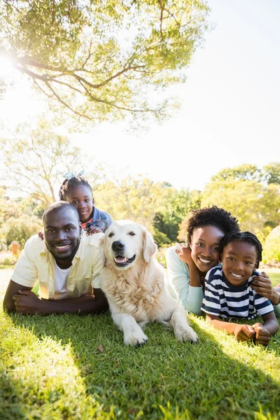 Familia feliz posando juntos — Foto de Stock