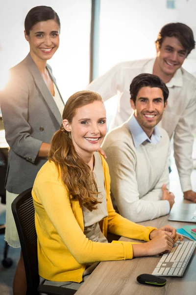 Porträt lächelnder Geschäftsleute — Stockfoto