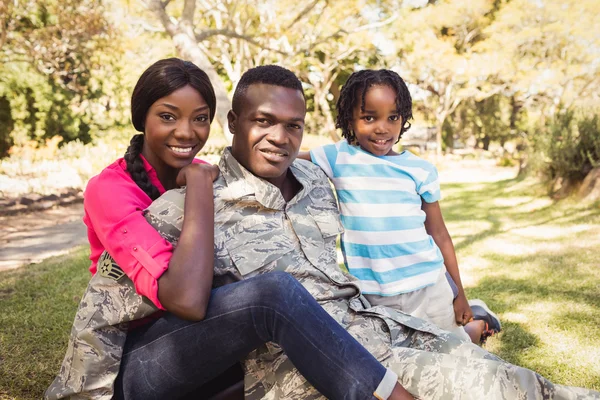 Familia feliz posando juntos — Foto de Stock