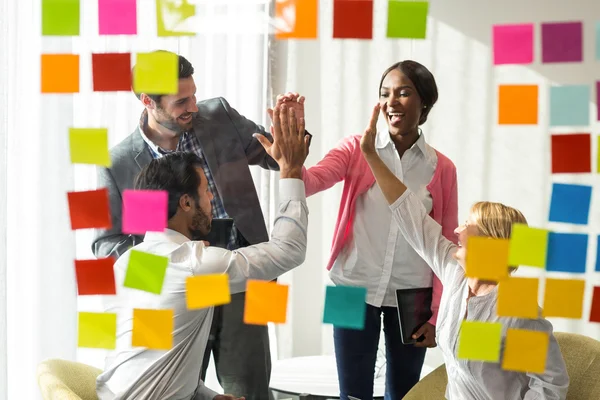 Geschäftsleute geben High Five — Stockfoto