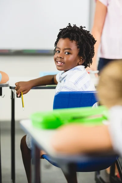 Scolaro sorridente in classe — Foto Stock