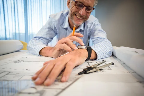 Man tijd op zijn horloge aanpassen — Stockfoto