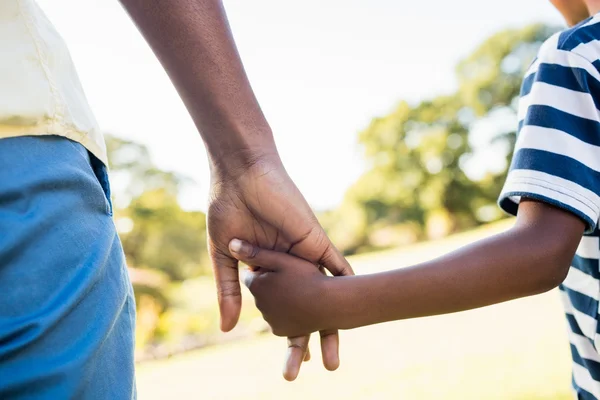 Focus su mani di figlio e padre — Foto Stock