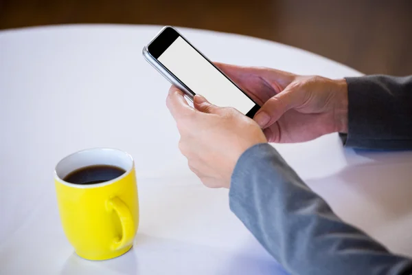 Kvinna tar en bild av kaffe — Stockfoto