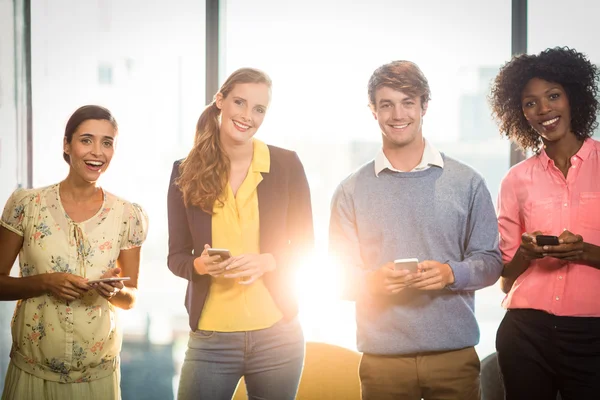 Les gens d'affaires utilisant le téléphone mobile — Photo