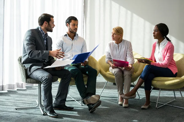 Empresários durante uma reunião — Fotografia de Stock