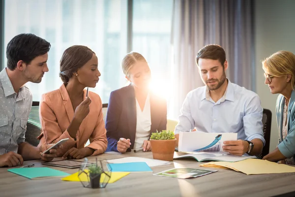 Grupo de empresarios discutiendo en el escritorio — Foto de Stock