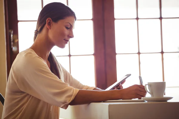 Woman writing in a notebook — Stock Photo, Image