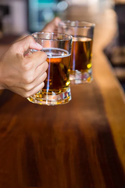 Hände, die Bier halten — Stockfoto