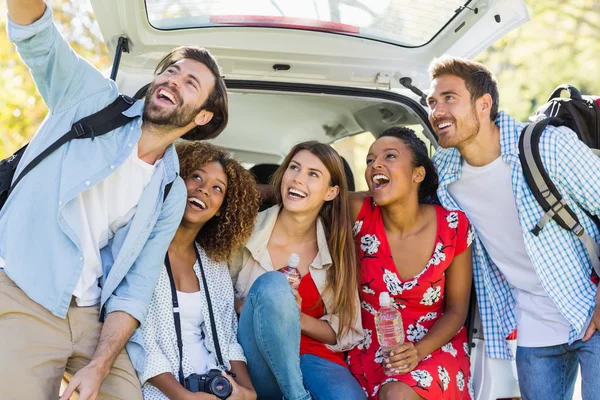 Grupp av vänner med en selfie från stammen av bil — Stockfoto