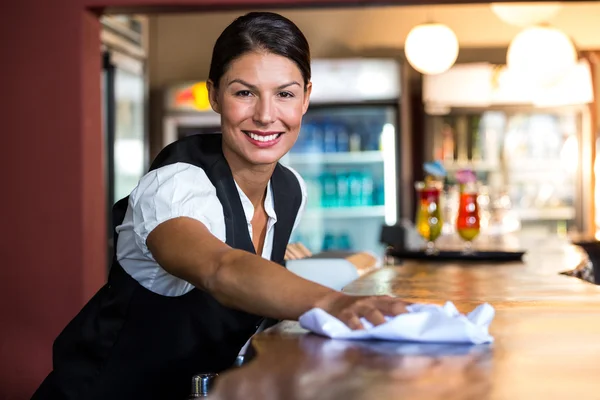 Kelnerka sprzątanie licznik — Zdjęcie stockowe