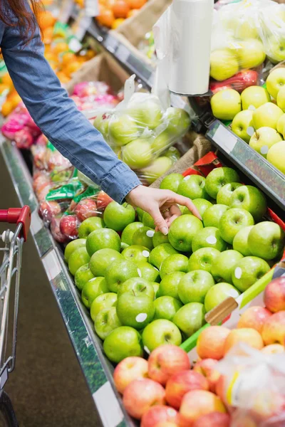 Äpfel von Hand pflücken — Stockfoto