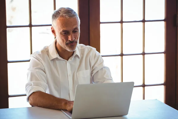 Man met een laptop — Stockfoto