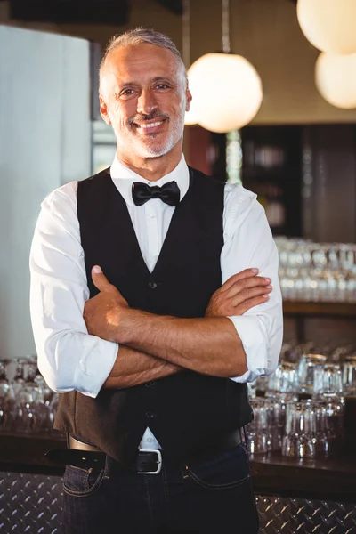 Retrato de barman de pé com os braços cruzados — Fotografia de Stock