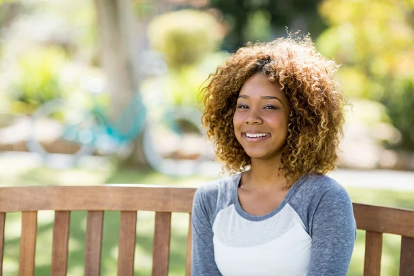 Portrait de femme assise sur le banc — Photo