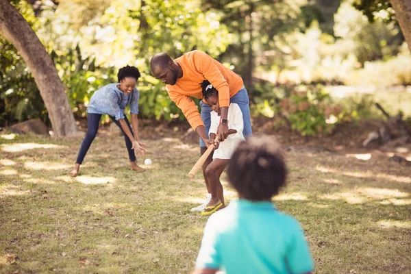 Familia feliz divirtiéndose —  Fotos de Stock