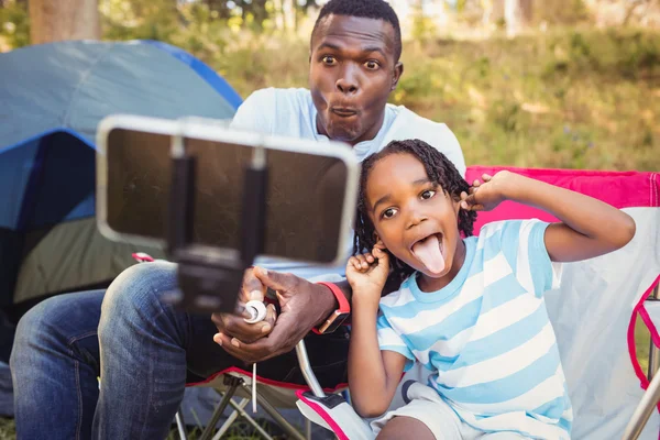 Famiglia felice godendo insieme — Foto Stock