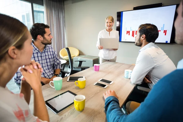 Empresários discutindo sobre gráfico durante uma reunião — Fotografia de Stock