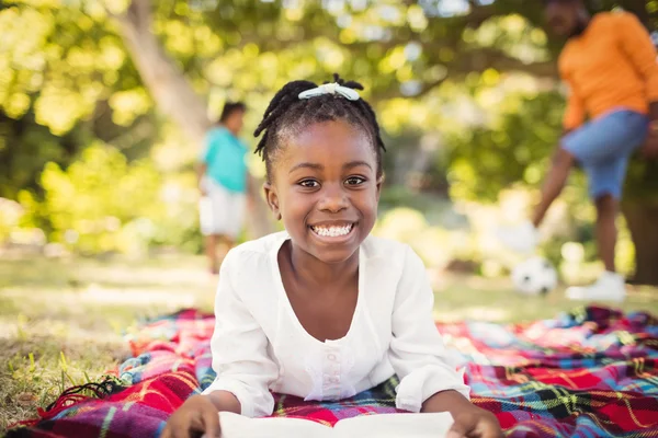 Ragazza felice che legge un libro — Foto Stock