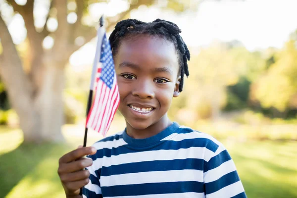 Heureux enfant montrant Etats-Unis drapeau — Photo