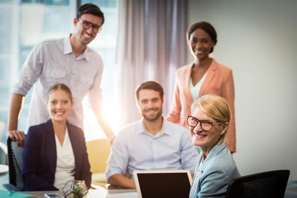 Gente de negocios sentada en el escritorio — Foto de Stock