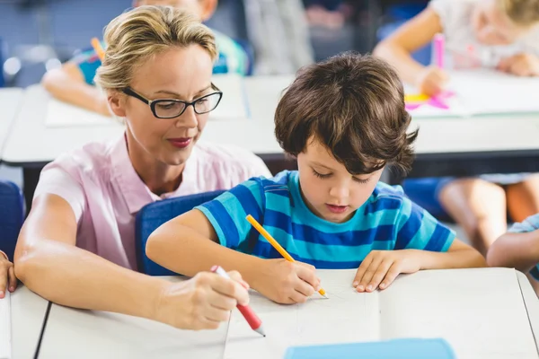 Enseignant aidant un garçon avec des études — Photo