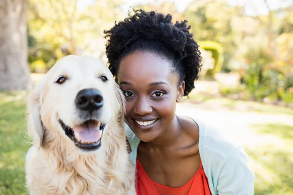 Vrouw poseren met een hond — Stockfoto