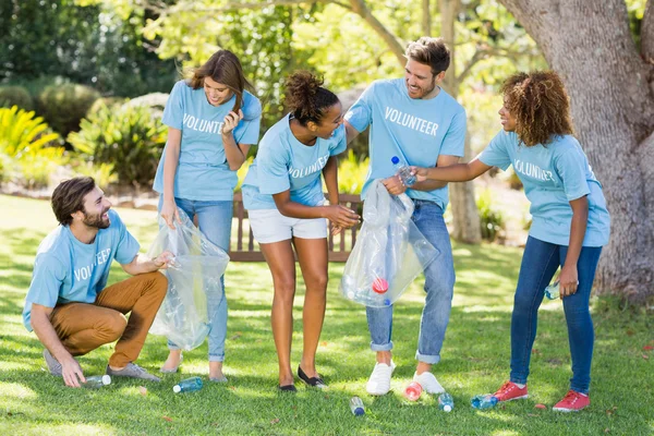 Group of volunteer collecting rubbish — Stock Photo, Image