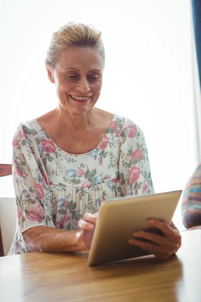 デジタル タブレットを使用して年配の女性 — ストック写真