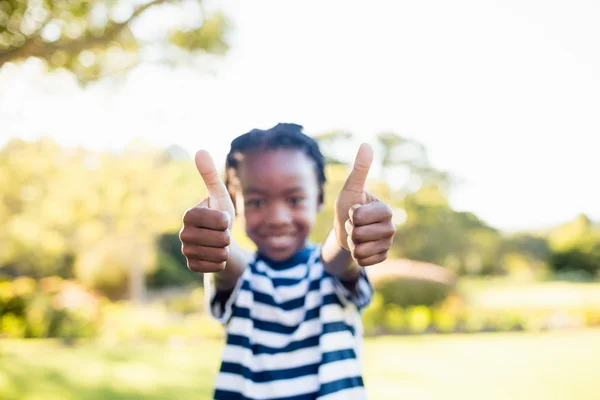 Glücklicher Junge genießt zusammen — Stockfoto