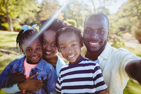 Glückliche Familie posiert zusammen — Stockfoto