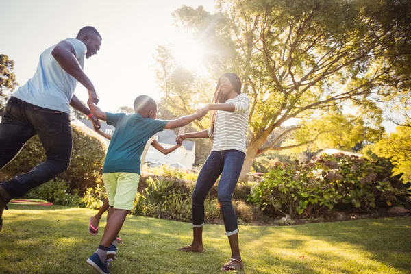 Glückliche Familie, die zusammen genießt — Stockfoto