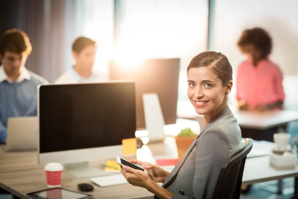 Porträtt av affärskvinna med mobiltelefon — Stockfoto