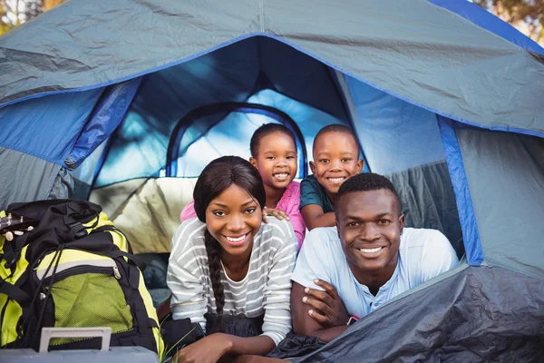 Familia feliz posando juntos — Foto de Stock